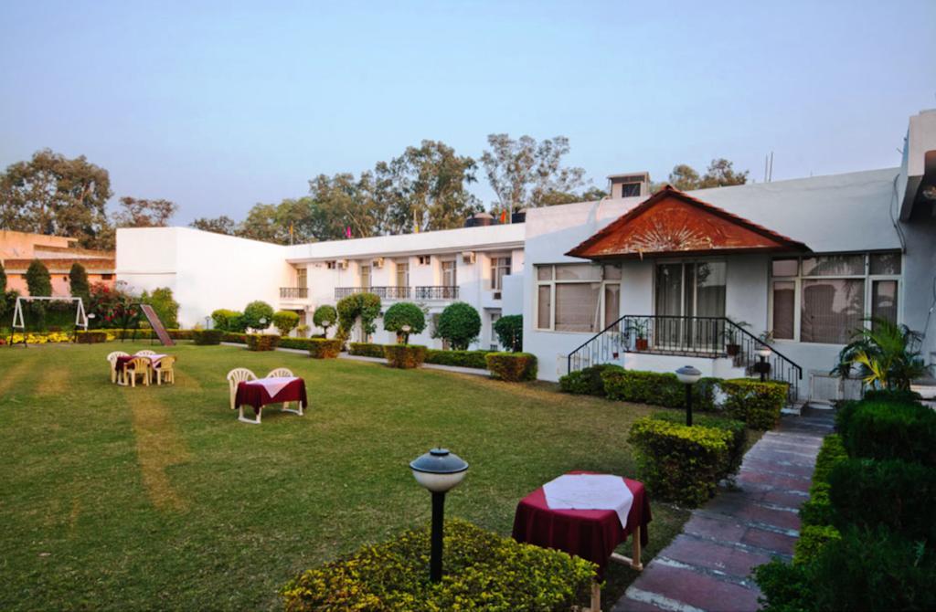Black Mango Resort Kala Amb Exterior photo